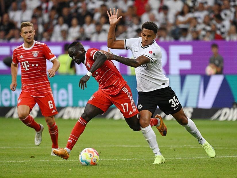 Auf dem Platz kämpft Eintracht Frankfurt um den Sieg. NEXEN TIRE steht als starker Partner an ihrer Seite