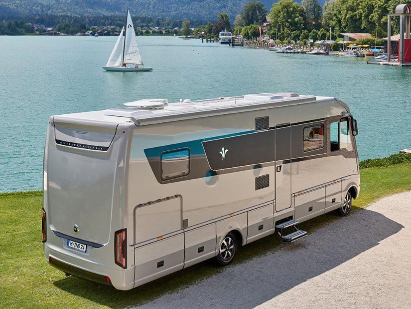 Auch mit seinem ruhigen Heck tritt der neue Flair selbstbewusst modern auf. Seine Ästhetik ist klar, funktional und stets automotiv hochwertig.&nbsp;