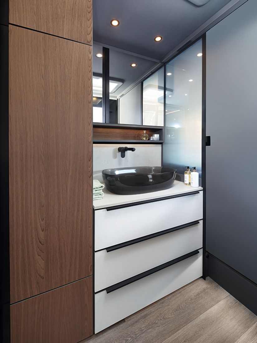 Transparenz und Diskretion zugleich kann die gläserne Abtrennung zum Schlafzimmer bieten. Je nach Wunsch schaltet sie sich auf Knopfdruck glasklar oder blickdicht.