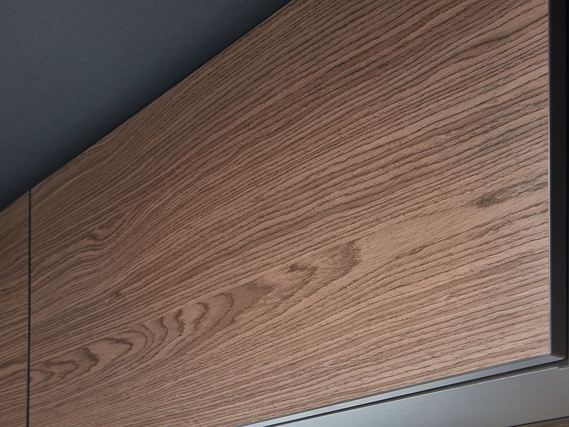 Echtes Holzfurnier, kein Imitat, unterstreicht die ehrliche Atmosphäre im Inneren des Flair. Es korrespondiert ideal mit dem Filz an den Wänden und ist angenehm natürlich im Griff.