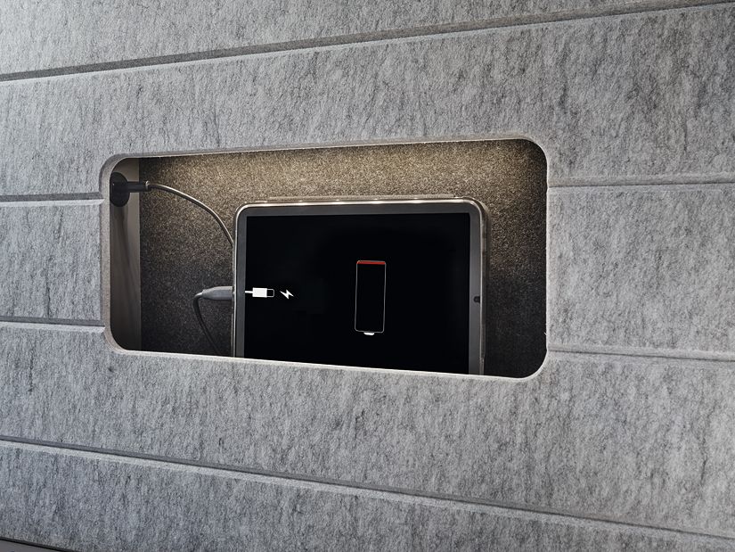 Im Alltag helfen die vielen durchdacht platzierten USB-Steckdosen, die sich besonders in Verbindung mit Ablagen für ein problemloses Laden von Tablets und Smartphones bestens eignen.