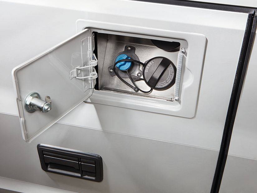 Ein Beispiel dafür ist die aufwendige Verlegung des AdBlue-Einfüllstutzens auf die Fahrerseite. So lässt sich der Flair bequem beim Tanken mit dem Zusatzstoff befüllen.