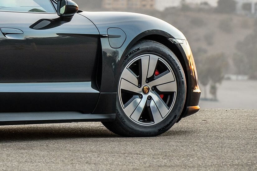 Auch Porsche setzt beim Taycan in der Erstausrüstung auf die Erfahrungen von Hankook mit speziellen Reifen für E-Autos.