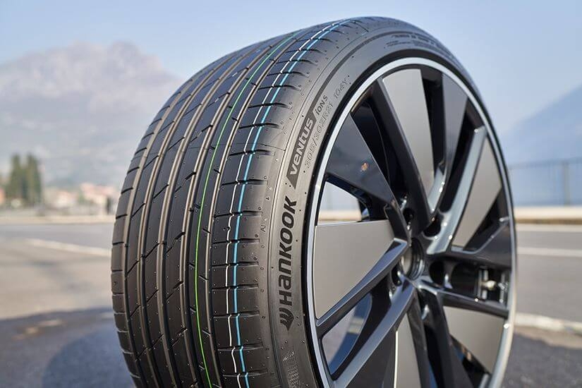 Ein wichtiges Thema ist der Rollwiderstand. Mit der Hankook iON-Familie erreicht ein E-Auto mehr Kilometer pro Batterie-Ladung.