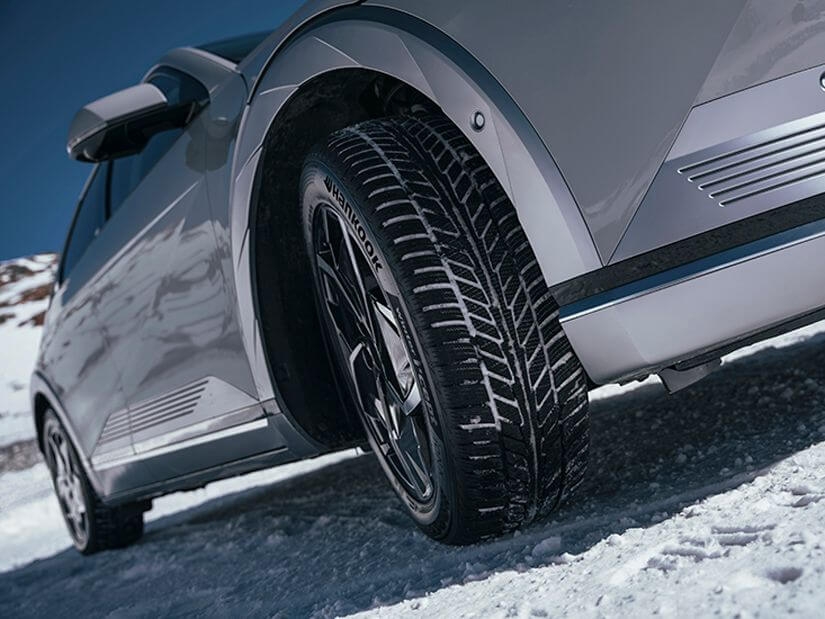 Der Hankook iON-Winterreifen wurde für das Handling im Winter optimiert. Er rollt leiser ab und hat einen geringeren Rollwiderstand.