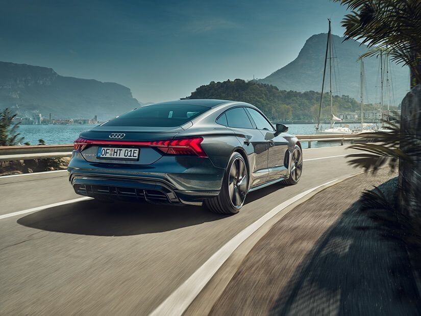 Das höhere Fahrzeuggewicht von EVs hat auch Einfluss auf die Fahrdynamik und belastet den Reifen bei Kurvenfahrt deutlich stärker. Der Hankook iON trägt dem Rechnung und ist tendenziell sportlich ausgelegt.